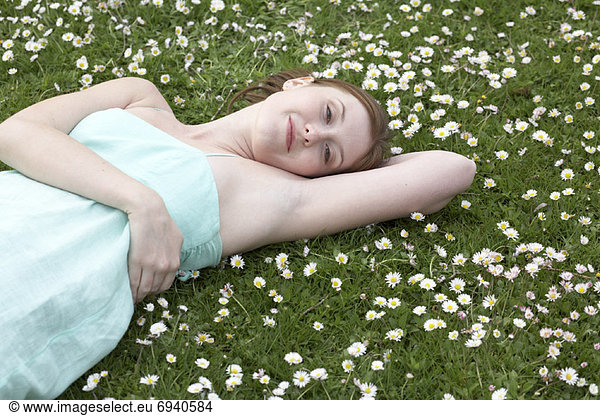 Frau auf Gras liegend