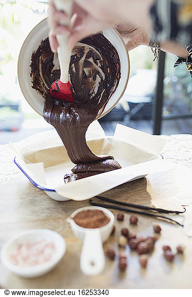 Frau backt hausgemachte Schokoladen-Brownies