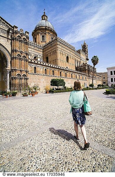 Frau bei der Besichtigung der Kathedrale von Palermo (Duomo di Palermo)  Sizilien  Italien  Europa. Dies ist ein Foto von einer Frau bei der Besichtigung der Kathedrale von Palermo (Duomo di Palermo)  Sizilien  Italien  Europa.