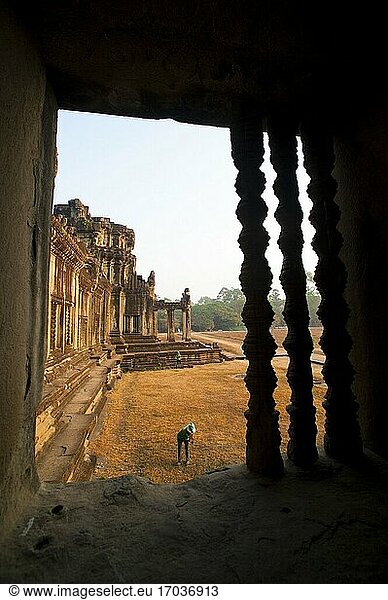 Frau bei der Gartenarbeit in Angkor Wat  Kambodscha. Angkor Wat wurde im 12. Jahrhundert von Suryavarman II. erbaut. Obwohl Angkor Wat ursprünglich dem Hindu-Gott Vishnu gewidmet war  ist es heute ein buddhistischer Tempel. Angkor Wat ist der berühmteste Tempel und steht daher bei den meisten Touristen ganz oben auf der Liste der Muss-Sehenswürdigkeiten und ist bei Sonnenaufgang und Sonnenuntergang extrem überlaufen. Es versteht sich von selbst  dass keine Reise zu den Angkor-Tempeln ohne einen Sonnenaufgang in Angkor Wat vollständig ist.
