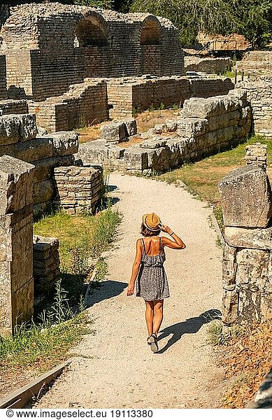 Frau bei einem Spaziergang in den archäologischen Ruinen von Butrint oder im Butrinto Nationalpark in Albanien