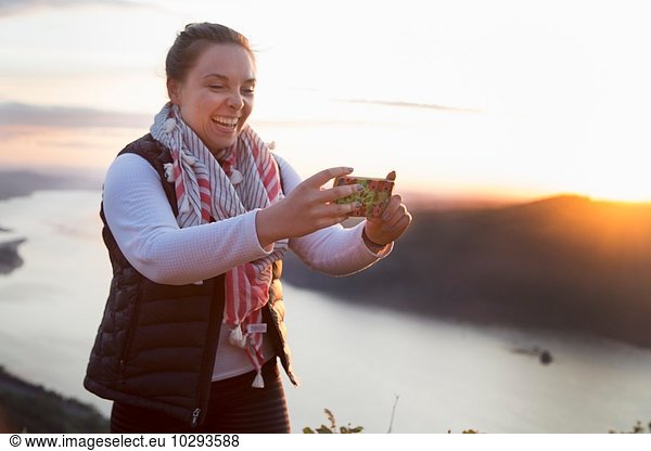 Frau bei Sonnenuntergang auf dem Hügel  Angel's Rest  Columbia River Gorge  Oregon  USA