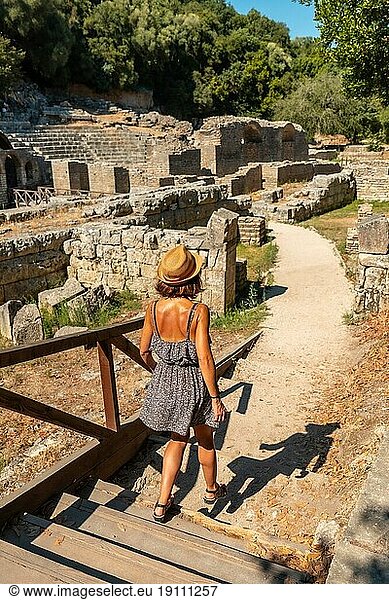 Frau beim Besuch der archäologischen Ruinen im Nationalpark Butrint oder Butrinto in Albanien