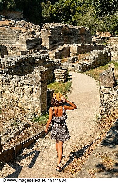 Frau beim Besuch der archäologischen Ruinen im Nationalpark Butrint oder Butrinto in Albanien