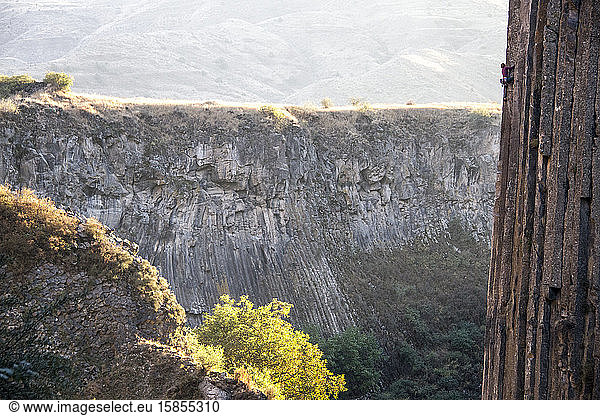 Frau beim Big Wall-Felsklettern Doudouk 5.10d  Garni Canyon  Armenien