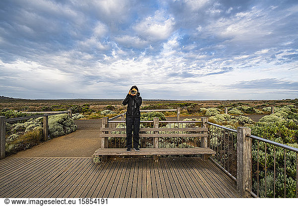 Frau beim Fotografieren im australischen Busch