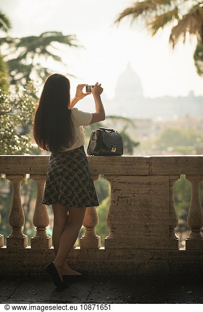 Frau beim Fotografieren mit dem Handy  Pincio Gardens  Villa Borghese  Rom