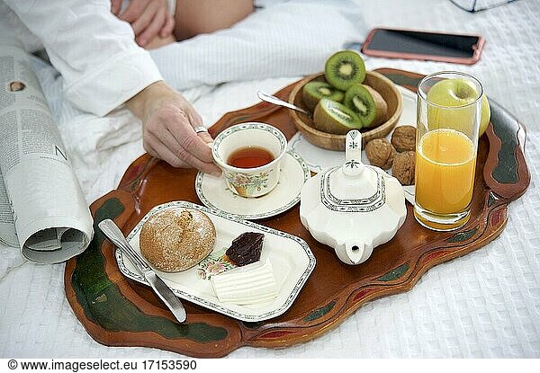 Frau beim Frühstück im Bett