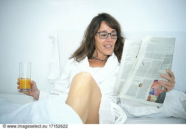 Frau beim Frühstück lächelnd mit Brille