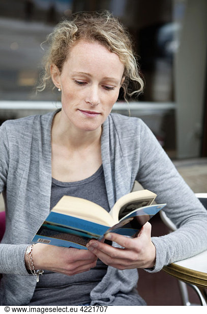 Frau beim Lesen eines Buches