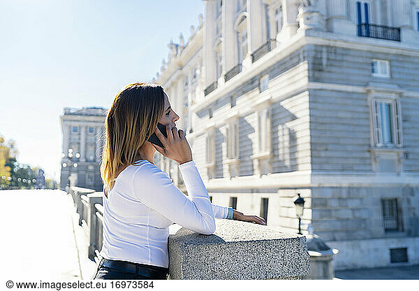 Frau beim Sightseeing in der Stadt und beim Telefonieren