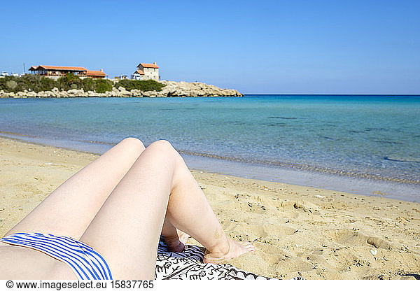 Frau beim Sonnenbaden an einem abgelegenen Strand auf der Karpaz-Halbinsel  Zypern