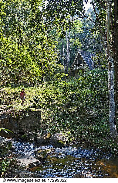Frau beim Wandern durch den Dschungel in Nordthailand