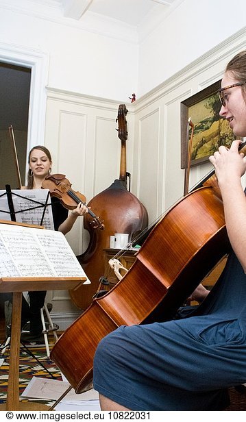 Frau üben Faden jung Cello spielen Saite Geige