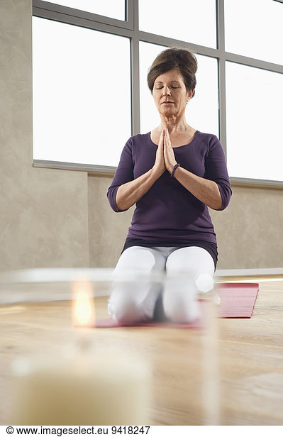 Frau üben Meditation reifer Erwachsene reife Erwachsene Yoga