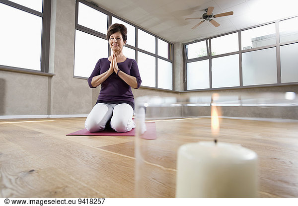 Frau üben Meditation reifer Erwachsene reife Erwachsene Yoga Studioaufnahme