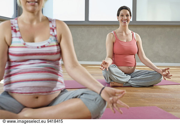 Frau üben Meditation Schwangerschaft 2 Yoga Studioaufnahme