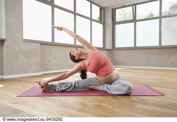 Frau üben strecken Schwangerschaft Yoga
