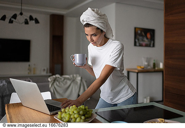 Frau benutzt Laptop am Morgen