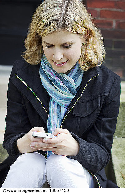 Frau benutzt Smartphone