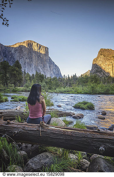 Frau beobachtet die Umgebung des Yosemite-Nationalparks aus der Sicht des Kapitäns