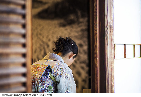 Frau betet im japanischen Tempel