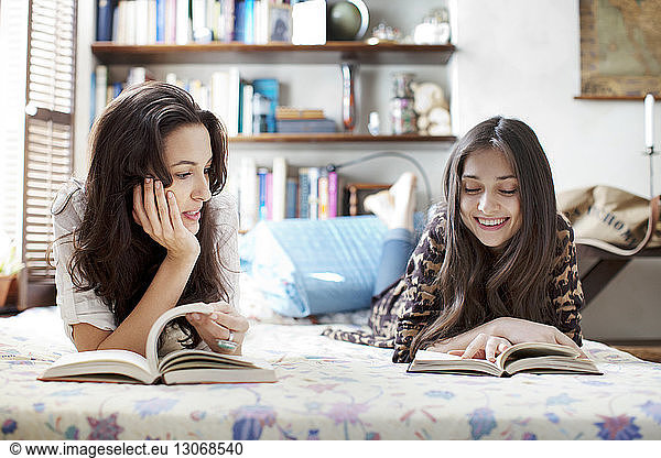 Frau betrachtet Schwester liest Buch