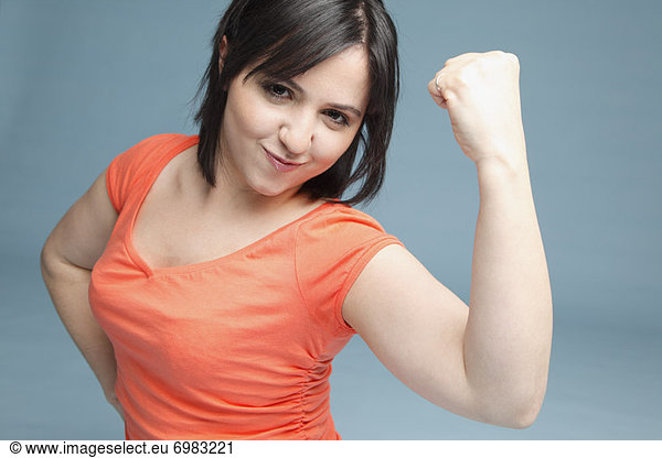 Frau beugen ihre Muskeln