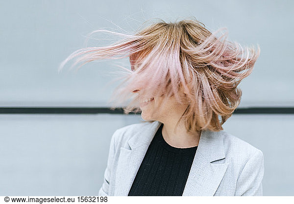 Frau bewegt ihr rosa Haar