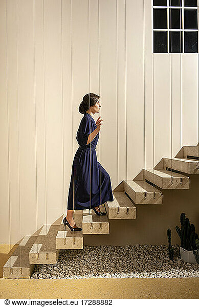 Frau bewegt sich auf einer Treppe nach oben