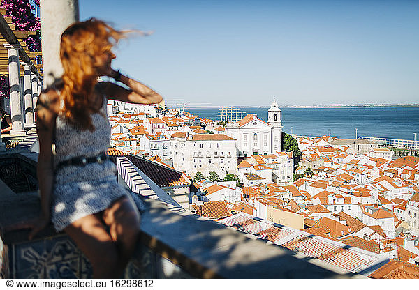Frau bewundert die Aussicht auf die Altstadt Alfama  Lissabon  Portugal