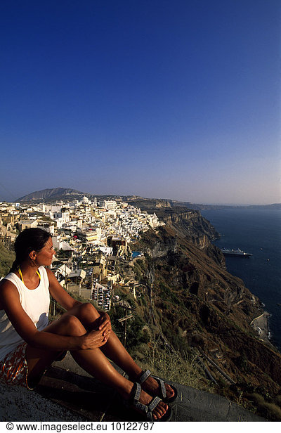 Frau blickt auf Thira am Kraterrand  Santorin  Kykladen  Griechenland  Europa