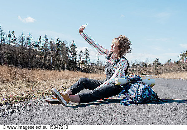 Frau  die sich beim Ausruhen vom Schlittschuhlaufen vom Yoga erholt