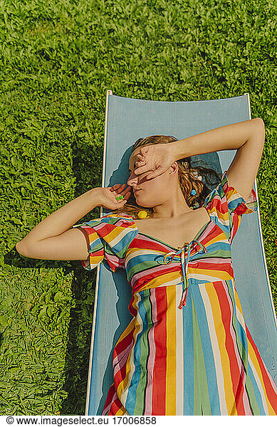 Frau entspannt auf Sonnenliege