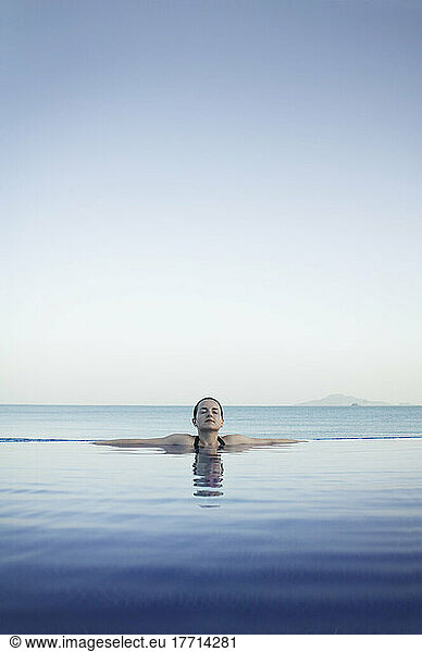 Frau entspannt im Infinity-Pool  Panama-Stadt  Panama