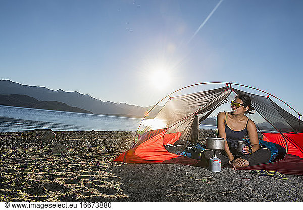 Frau entspannt sich im Camp am Nahuel Huapi See in Patagonien