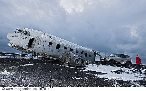 Frau erforscht berühmtes Flugzeugwrack in Island