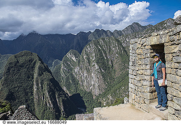 Frau erkundet die Ruinen von Machu Picchu