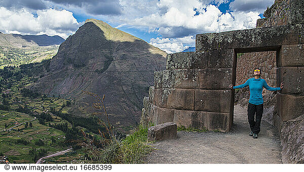 Frau erkundet Inkaruinen oberhalb von Ollantaytambo  Peru
