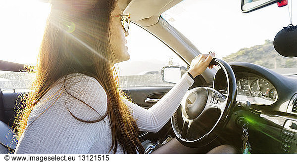 Frau fährt im Wohnmobil