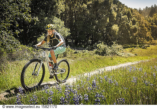 Frau fährt Mountainbike auf Singletrail  Santa Cruz  Kalifornien  USA