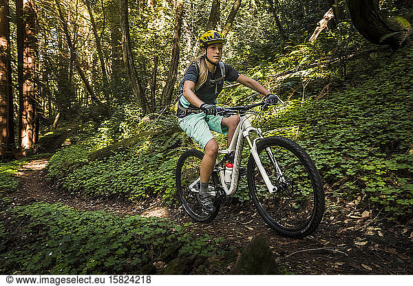 Frau fährt Mountainbike auf Waldwegen  Santa Cruz  Kalifornien  USA