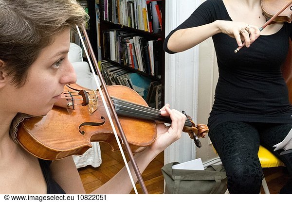 Frau Faden jung spielen Saite Geige