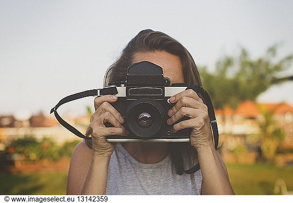 Frau fotografiert durch eine altmodische Kamera