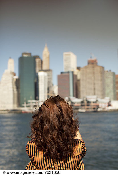 Frau fotografiert städtisches Stadtbild
