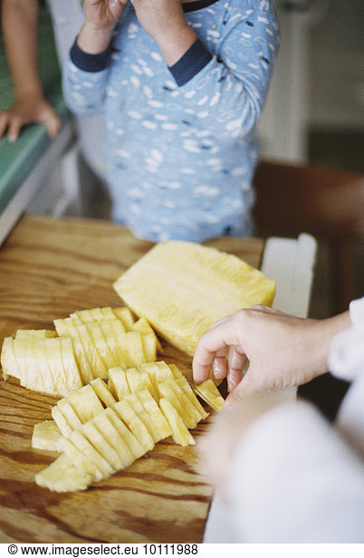 Frau Frische schneiden Ananas