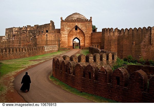 Frau gehen Morgen Kleidung innerhalb Festung Tradition täglich Islam Indien Karnataka
