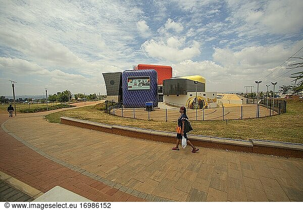 Frau geht am Soweto-Theater in der Township Soweto vorbei  Südafrika