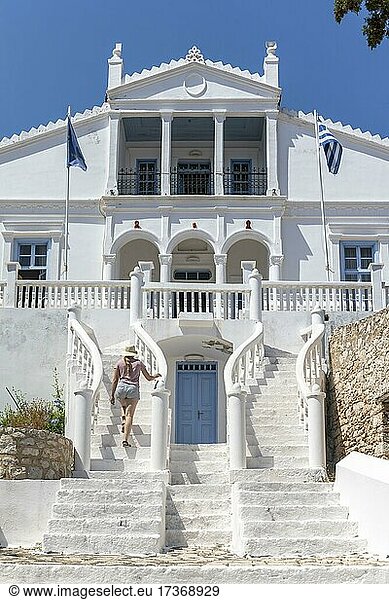 Frau geht auf Treppe  Herrenhaus mit geschwungenen Treppen  Chalki  Dodekanes  Griechenland  Europa
