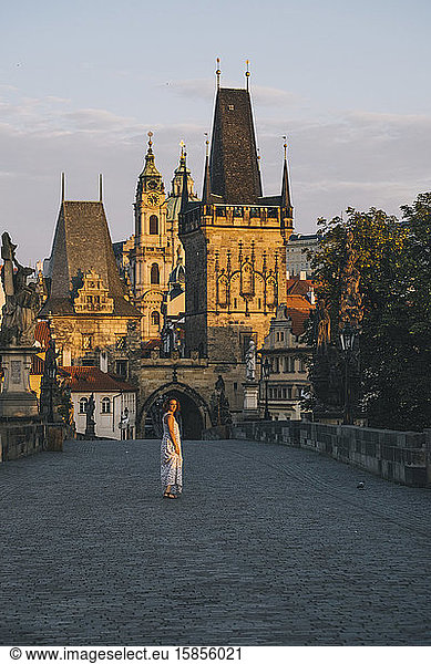 Frau geht durch die Karlsbrücke  Prag  Tschechische Republik